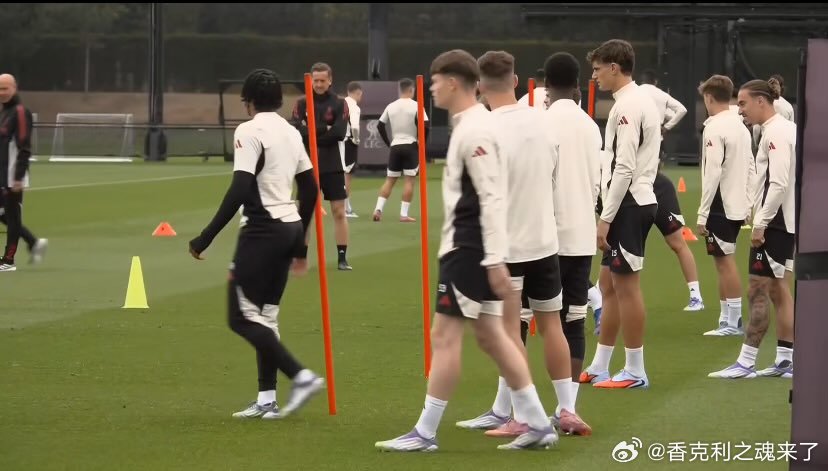 莱奥尼参加训练，这身高在青训球员面前独树一帜啊 ​​​