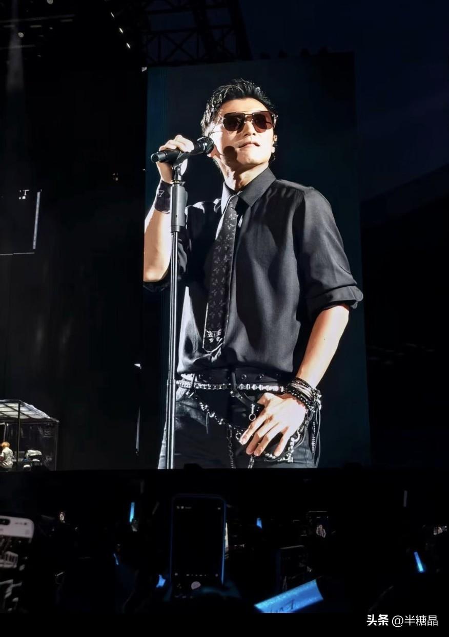 黑色衬衣领带，谢霆锋青岛演唱会的装扮依然酷！锋哥知道，买了票的大家都抱有很大希望