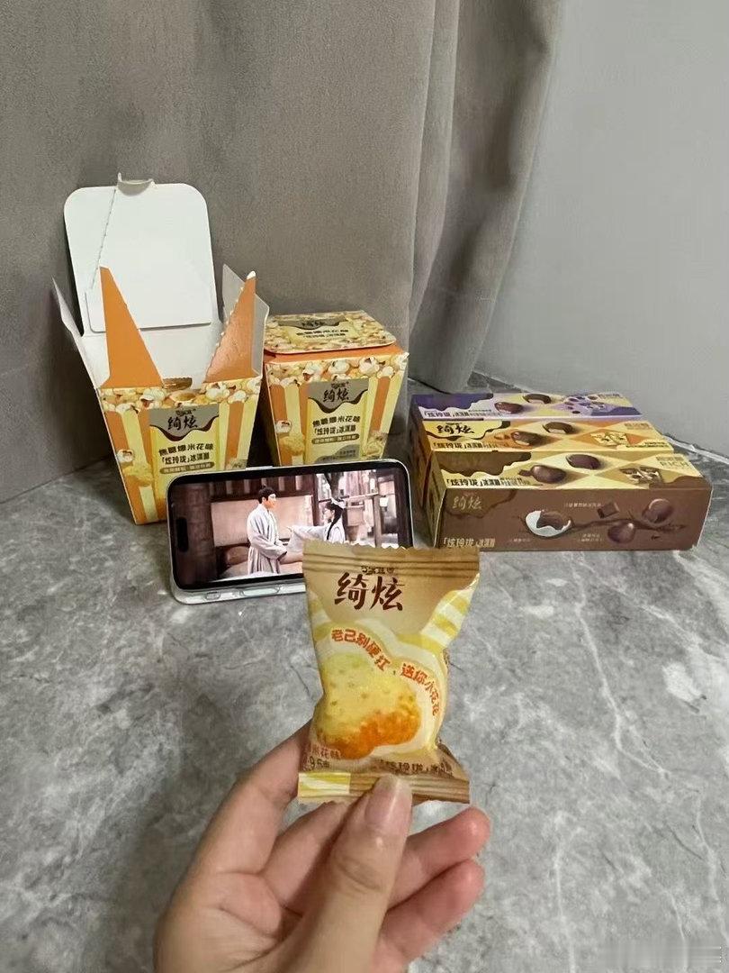 爆米花冰淇淋追剧新搭子绮炫冰淇淋 追剧的时候嘴巴不能闲着，这是我的人生信条。最近