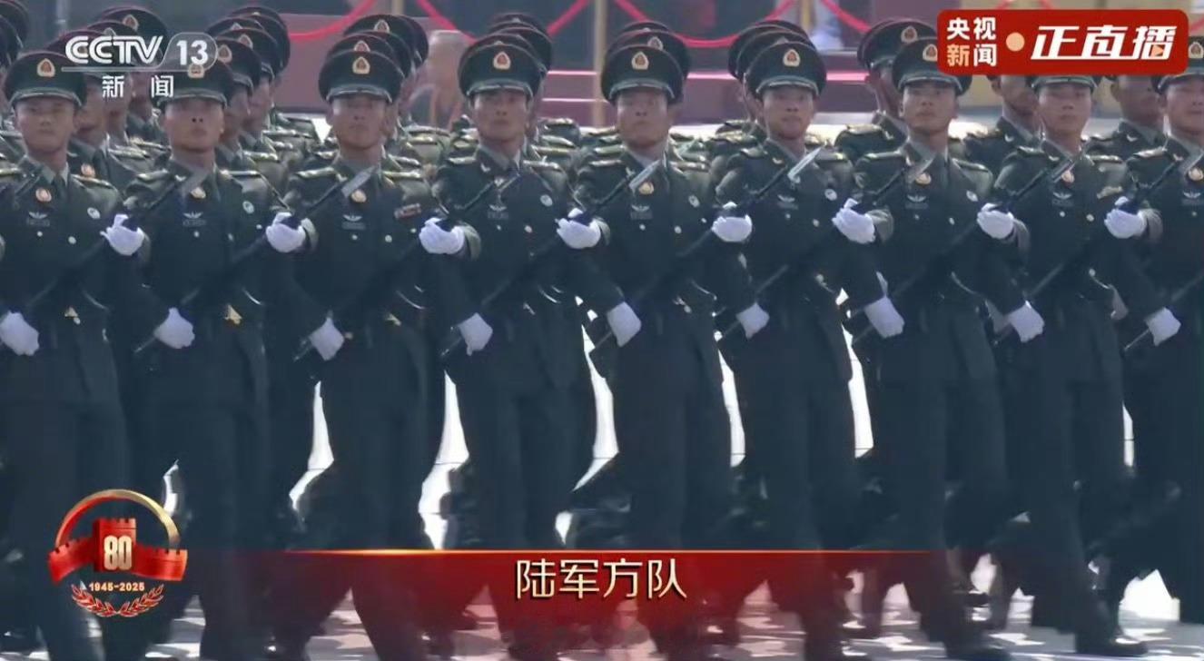 陆军方队走过去的时候给了敬礼的老兵一个镜头 眼泪马上出来了💧 ​九三盛大阅兵 