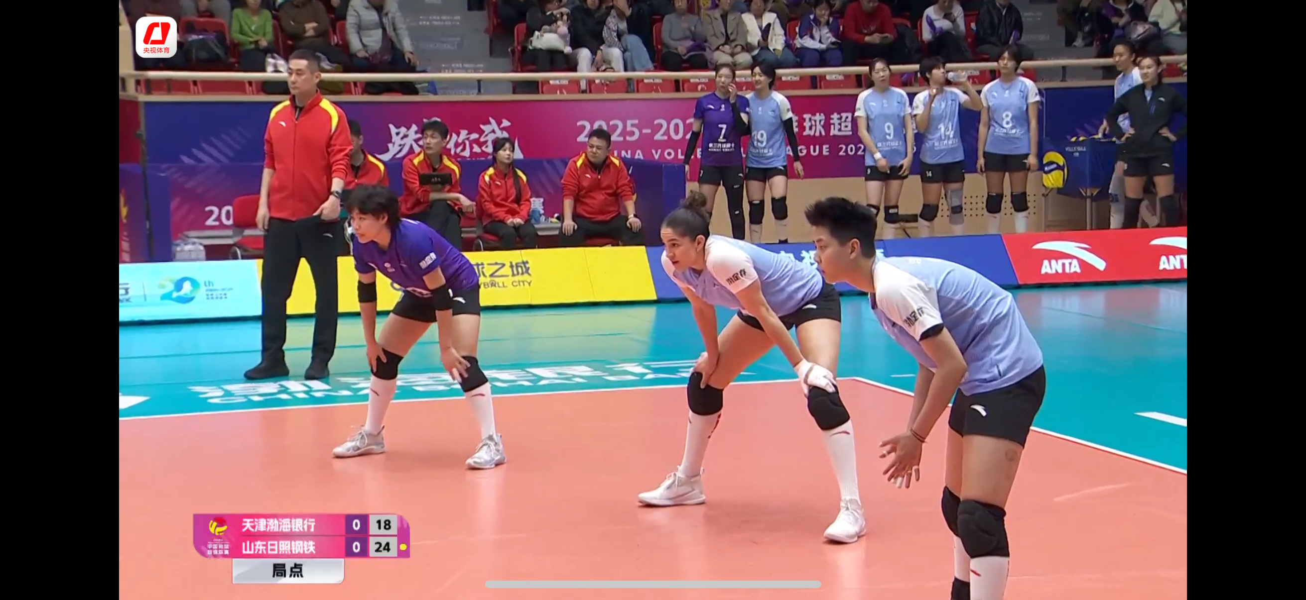 第一局天津女排19-25不敌山东女排其实两边一传都不好，天津略差一点，山东队很多