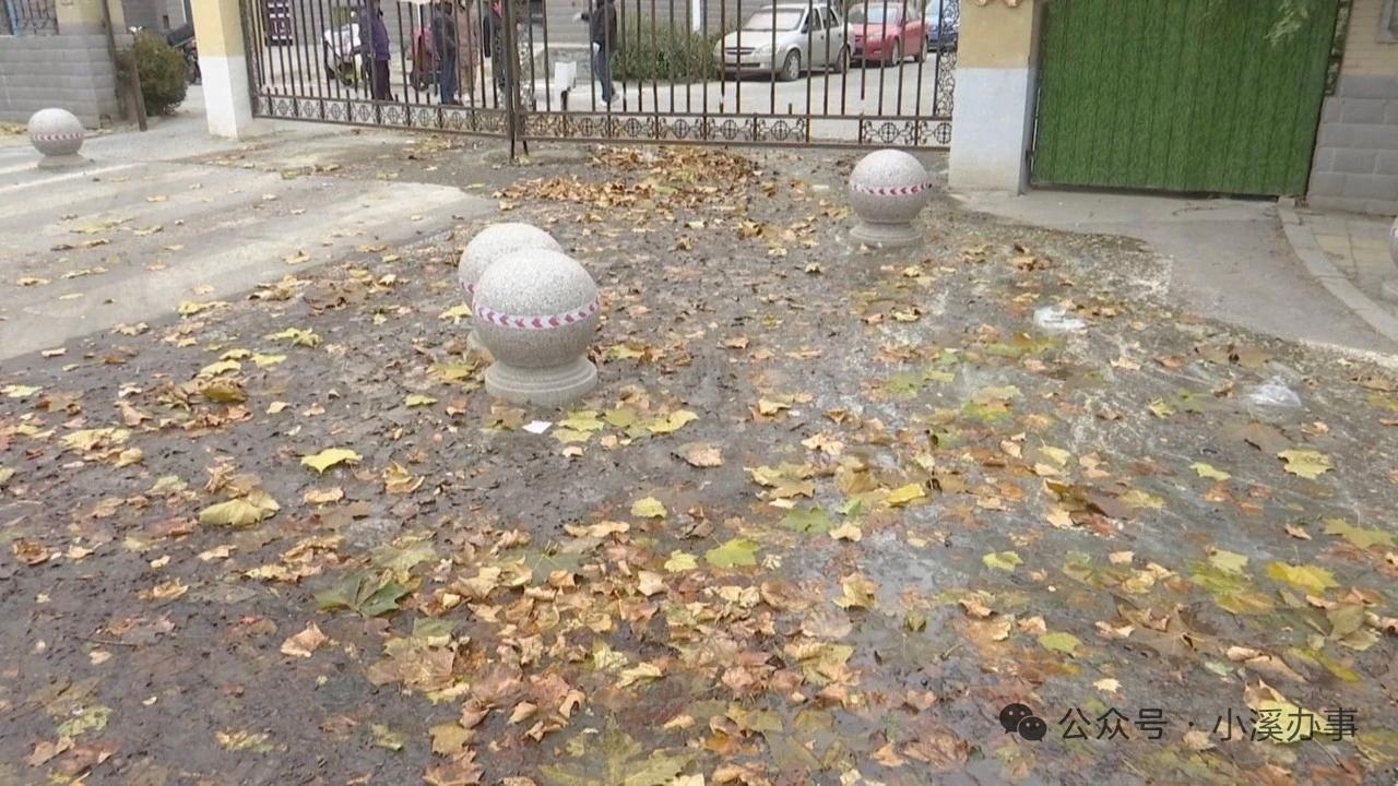 小区门口粪水横流   摆个马桶当警示牌！

最近一个月，济南市鲍山花园小区的居民