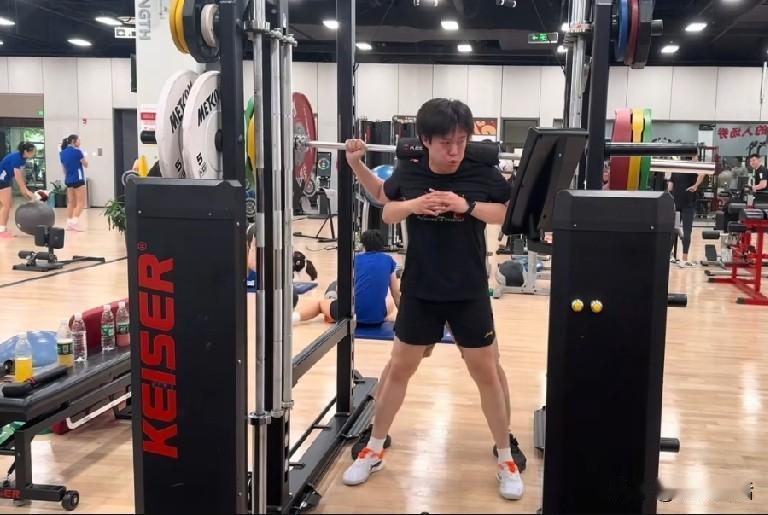 新鲜的王队牛啊，好厉害！

6月13日王队带领兄弟牛冠凯、曹巍集体“练腿日”。