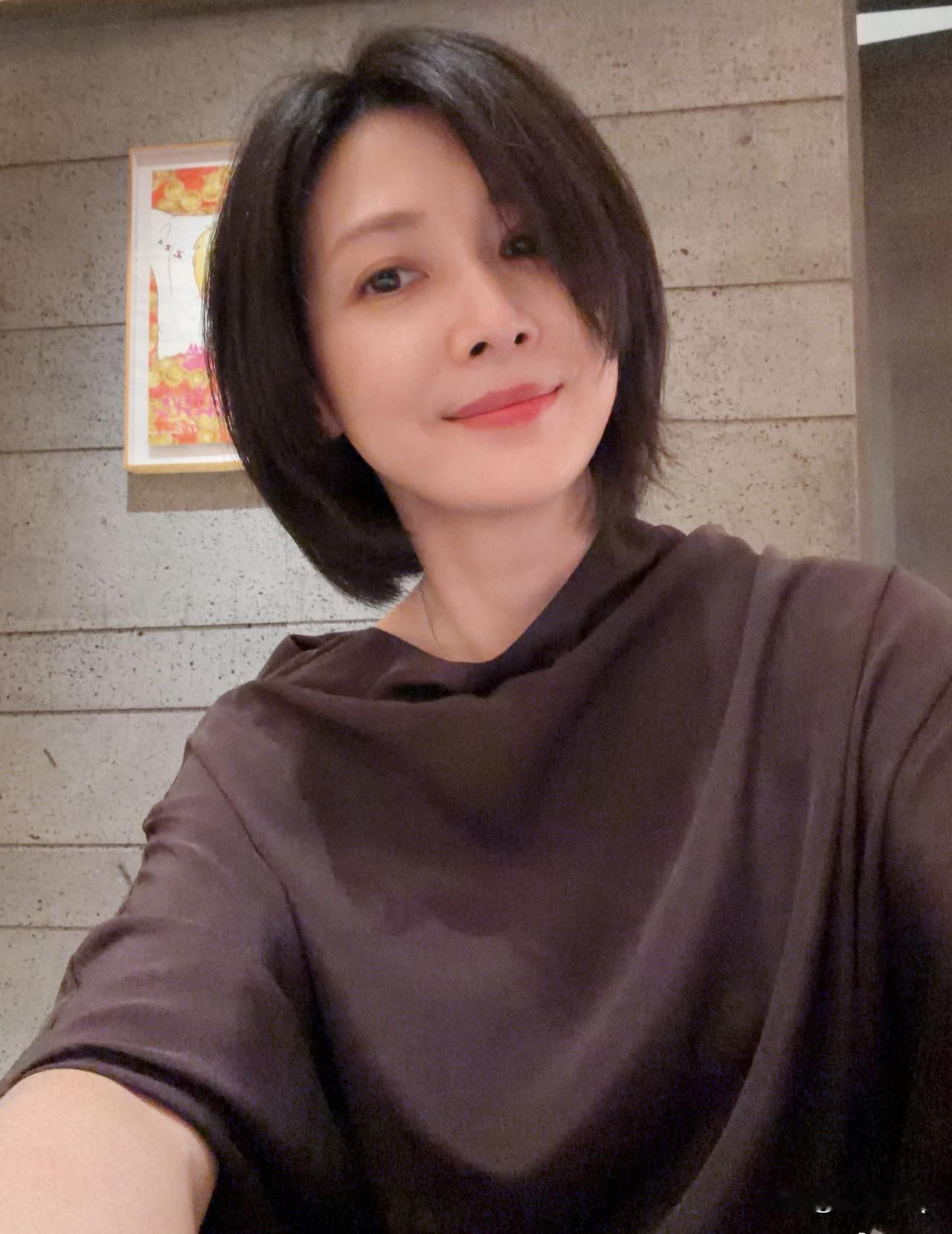 好喜欢《隋唐英雄传》李蓉蓉扮演者童蕾的长相，短发自拍好温柔，日常穿搭也透着松弛感