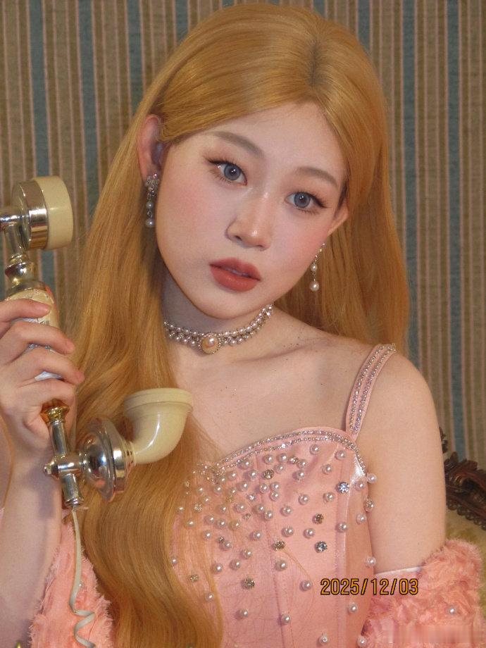 王亚飞给沈佳润化的甜美金发公主妆金发 + 粉调妆容，王亚飞这搭配是把 “清新脱俗