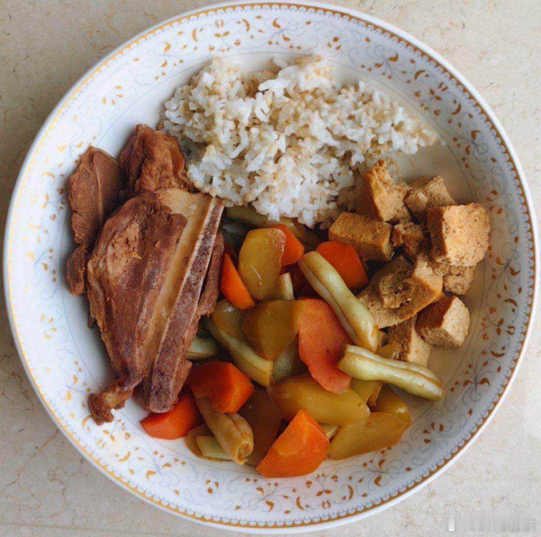 #这个问题吃什么# 炖了一袋扇子骨（1000g，骨头不少，两人份可以吃好几次），
