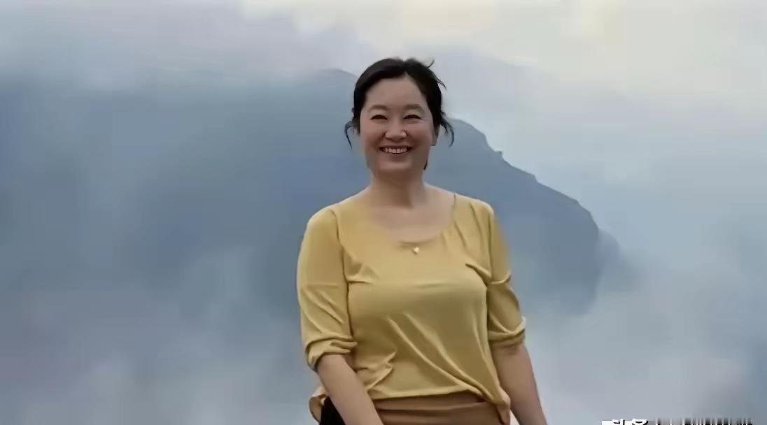 这才是真正的明星啊。
不是隔着屏幕。
不是活在精修图里。
71岁了，穿着大红色，