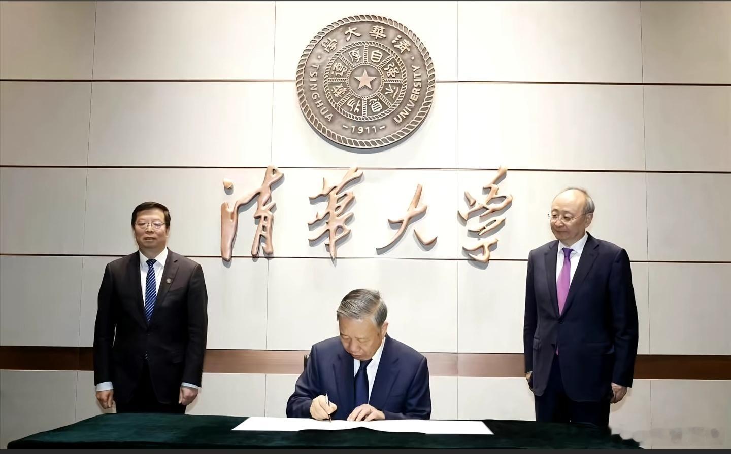 越南苏林造访清华大学。 