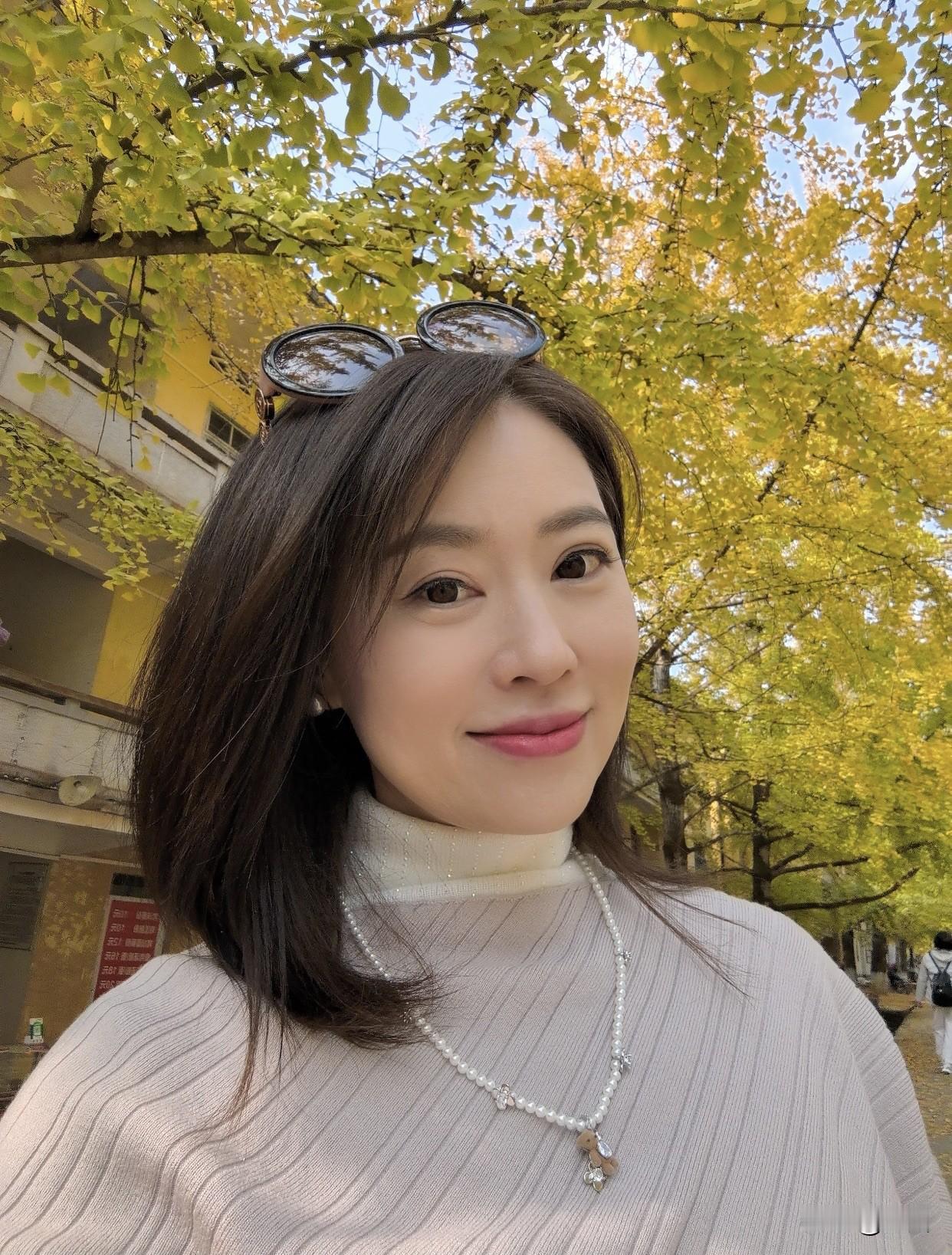 女孩子怎么穿搭既时尚又好看?关注时尚博主，学习搭配。