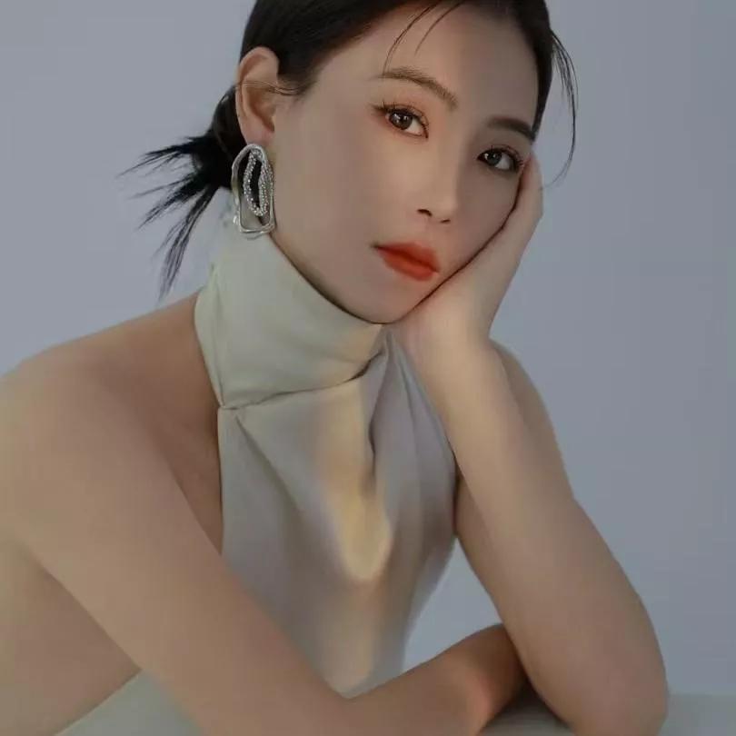 优雅沉思的瞬间，温柔的妆容与优雅的服饰相得益彰。沉思静谧氛围 沉思少女 沉思照 