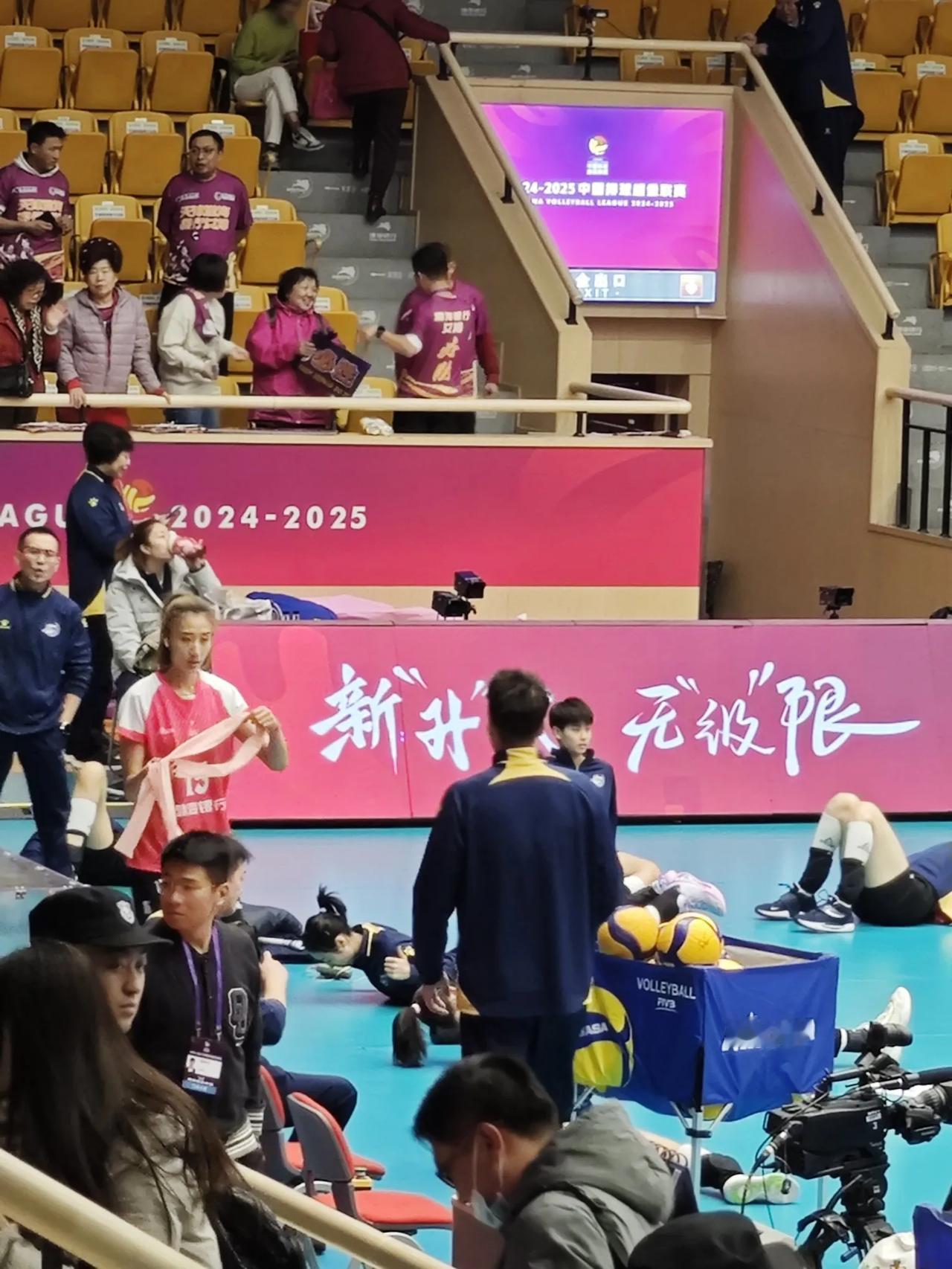 天津女排轻取福建女排，取得三连胜。
赛前热身时，王媛媛竟然化身“哪吒”，用“混天