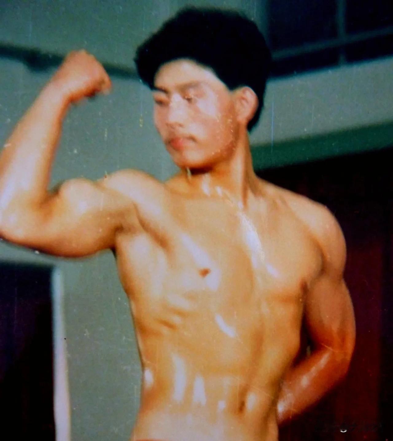 #你有什么坚持的好习惯#
       从小喜欢运动 不是跑就是跳 总是闲不住 