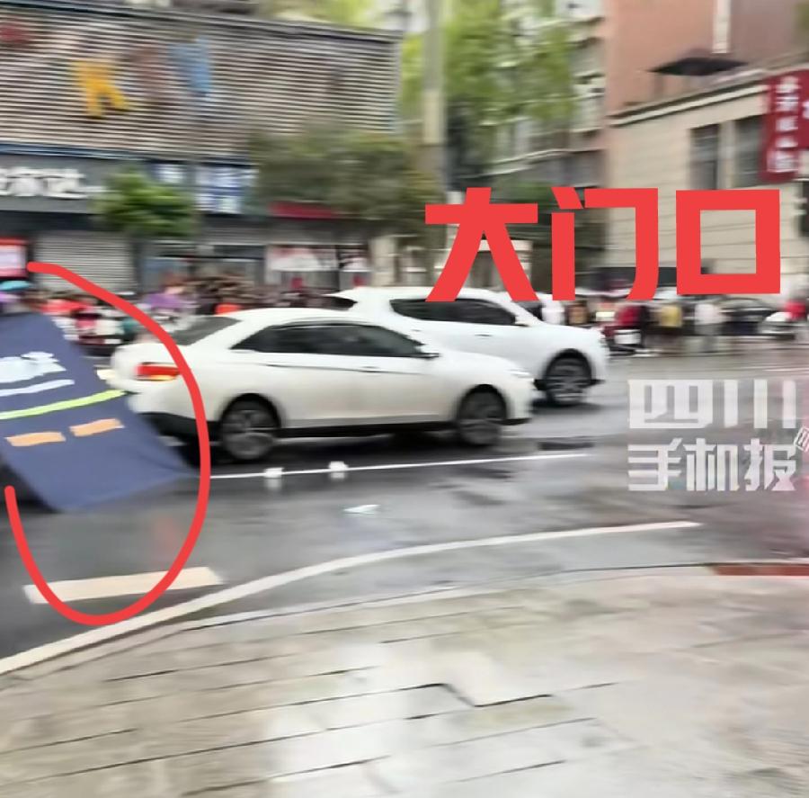 南部县车祸，看看撞飞多远，斑马线在大门口左侧，人被撞到大门口右侧，又过了3、4间