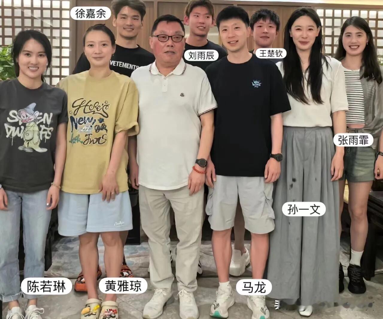 早年前运动员的一张合影，真的是既养眼又好看。他们几乎都是素颜的状态，陈若琳温婉大