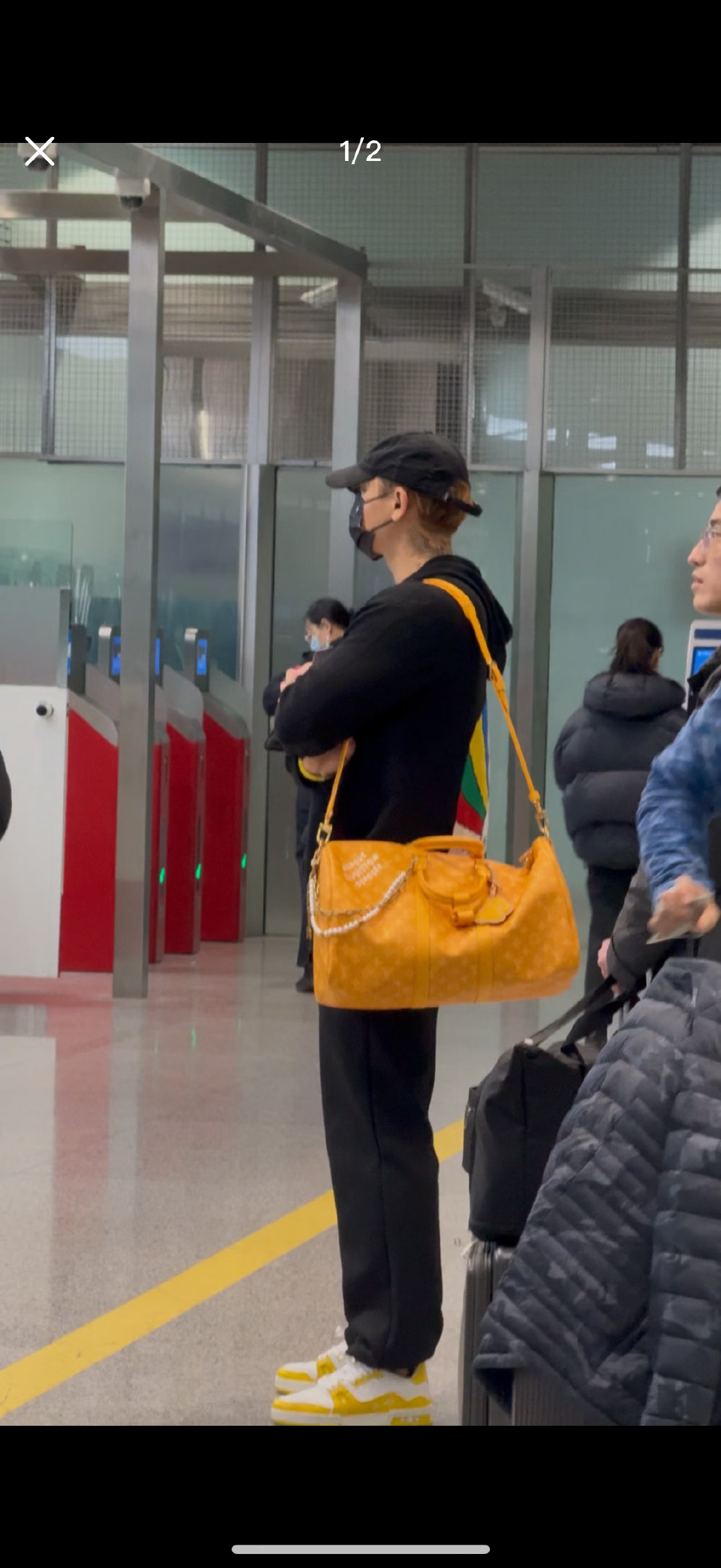 网友北京机场偶遇黄子韬徐艺洋 这个时间出发，我可以大胆猜一波是不是去棣棣的演唱会