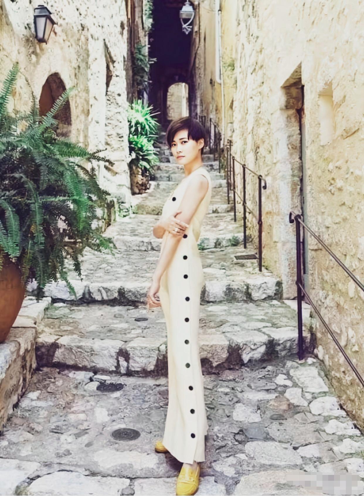 李宇春侧身回眸，姿态从容，融合了潇洒英气的中性气质与小女人的温婉风情。