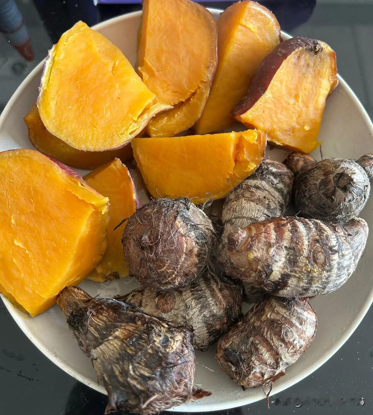 红薯香甜，芋头绵软，双重滋味，温暖身心，绵绵暖意从指尖缓缓蔓延至心底。

掰开一