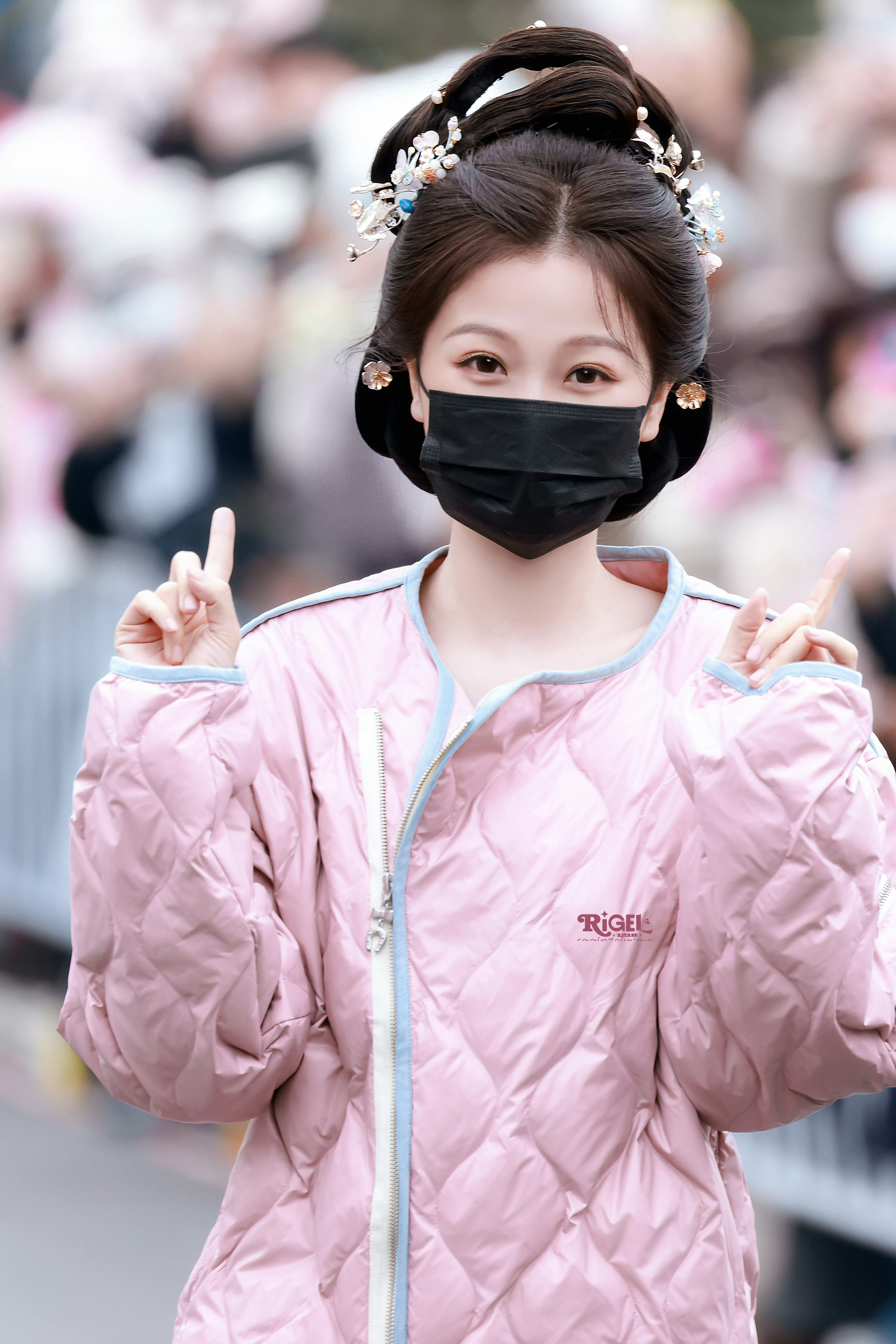 想把虞书欣肚脐眼盖住我的宝宝注意保暖啊！看我的应援棒到了！