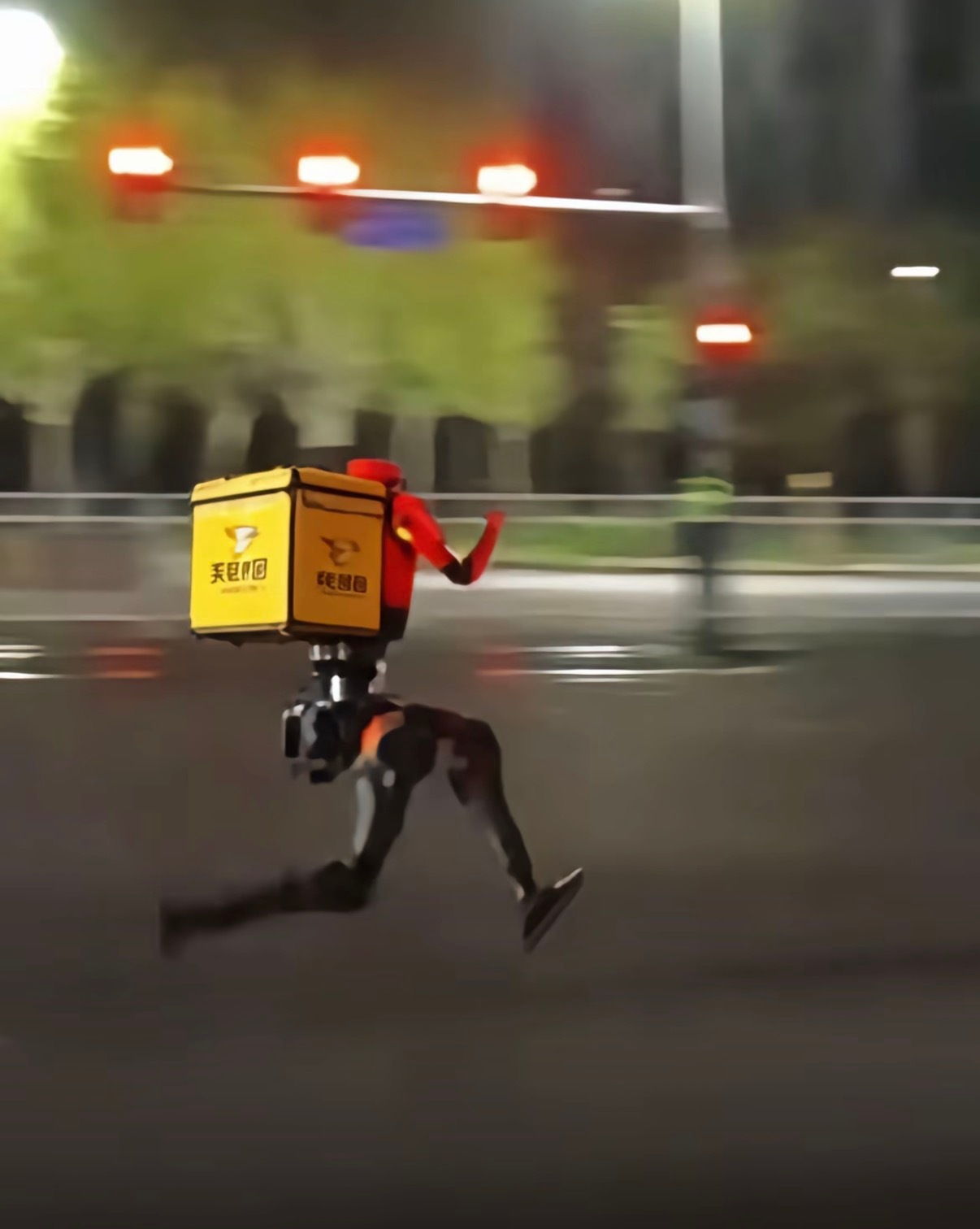 看到荣耀闪电机器人夺得机器人马拉松冠军，我突然想到了一个商机。「闪电送外卖，送啥