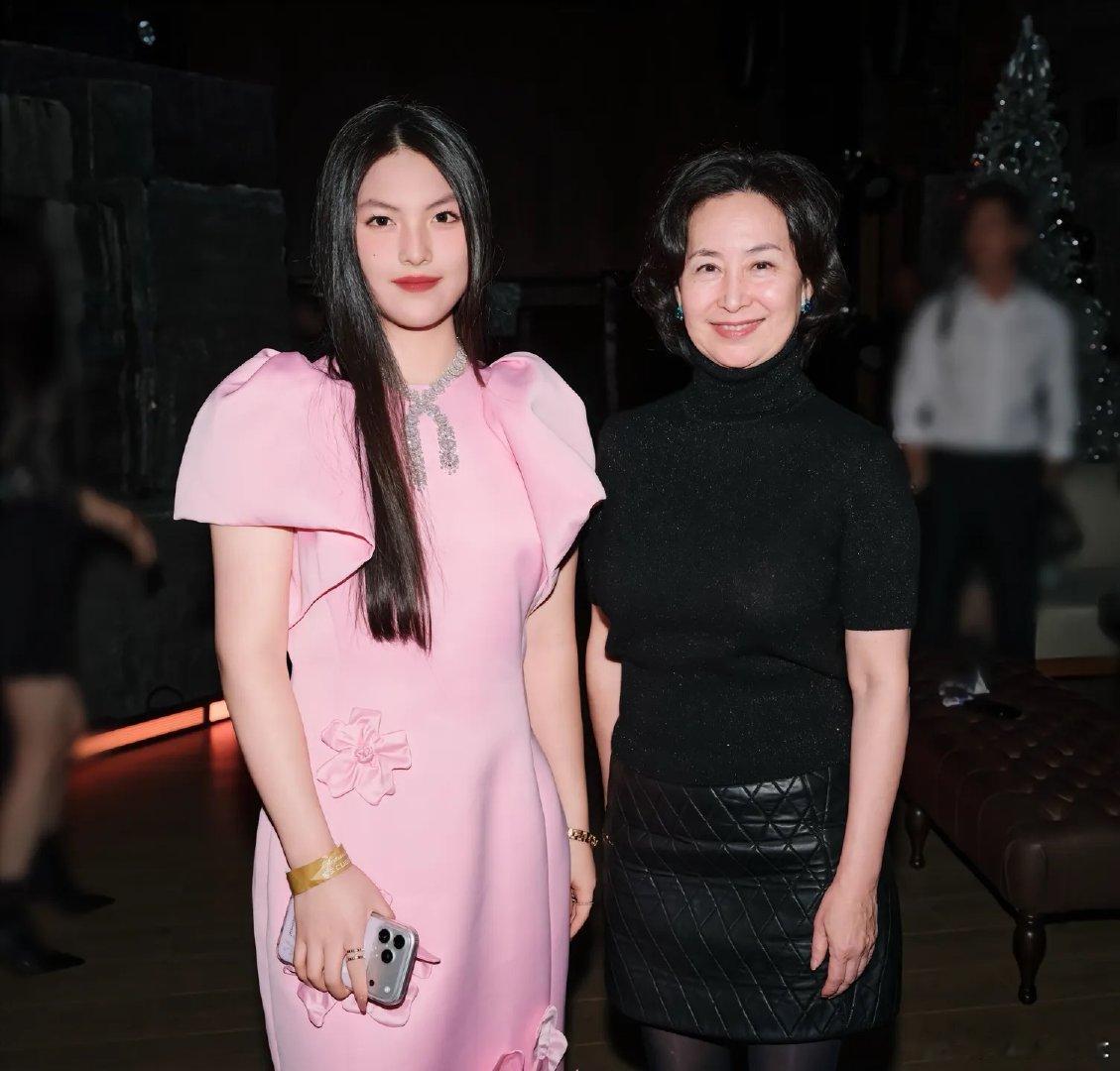 李湘晒王诗龄何超琼合照何超琼王诗龄合照王诗龄整个人亭亭玉立，何超琼状态年轻，黑色