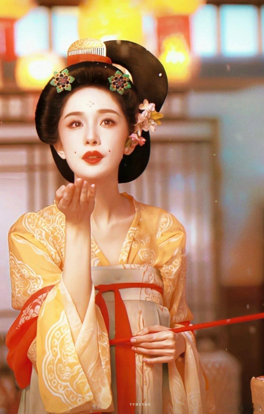 #杨幂[超话]#   ym#杨幂# 远山眉黛长，细柳腰肢袅妆罢立春风，一笑千金少