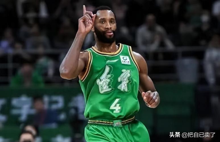 25-26CBA赛季结束了，上海成功引入张镇麟，弗格和古德温三人后，一举从上一届