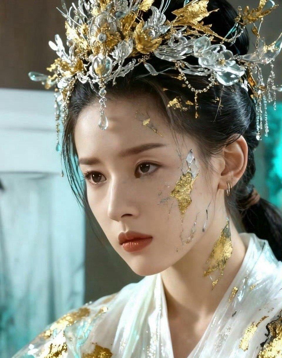 年轻的时候，董洁的颜值和刘亦菲差不多。 