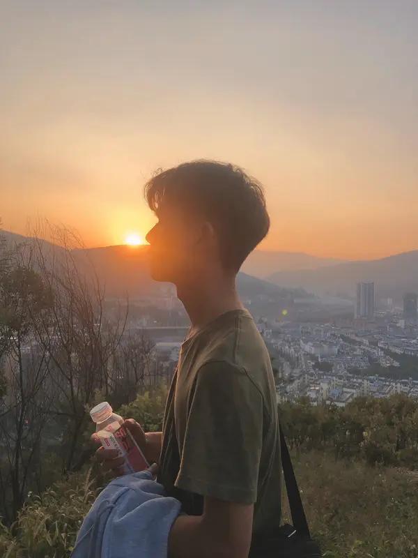 我超支持“未经他人苦，莫劝他人善”。生活中，“劝人大度”的话可太常见了。
菜市场