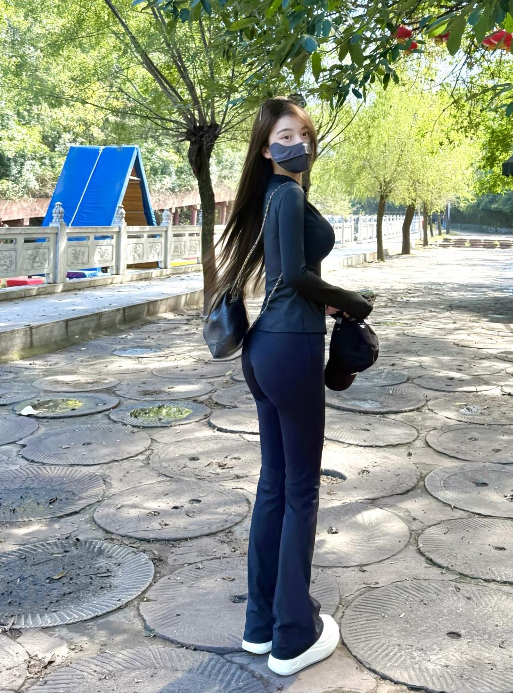 初春真的太适合爬山了，不闷不热，风一吹特别舒服。

脱掉厚重的外套，轻装上阵走在