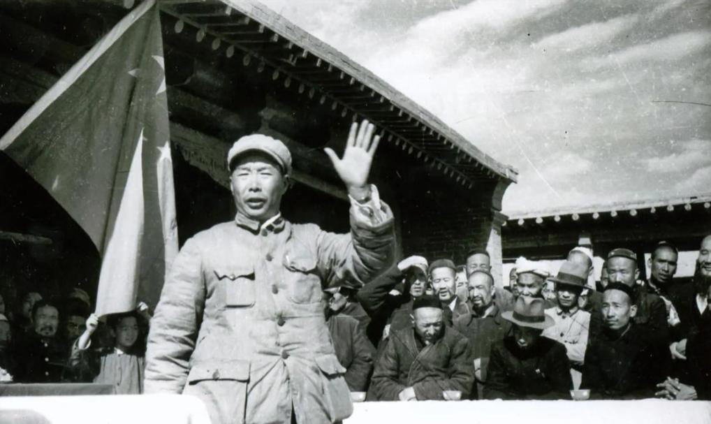 1939年，女战士徐敏准备去如厕，突然被一壮汉抱到了床榻上，对方捂住了她的嘴巴，