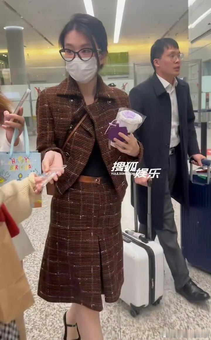 乔欣被曝结婚后首现身 绝了！！谁懂！她的气质真是强得没边哈！这身材真的很难让人不