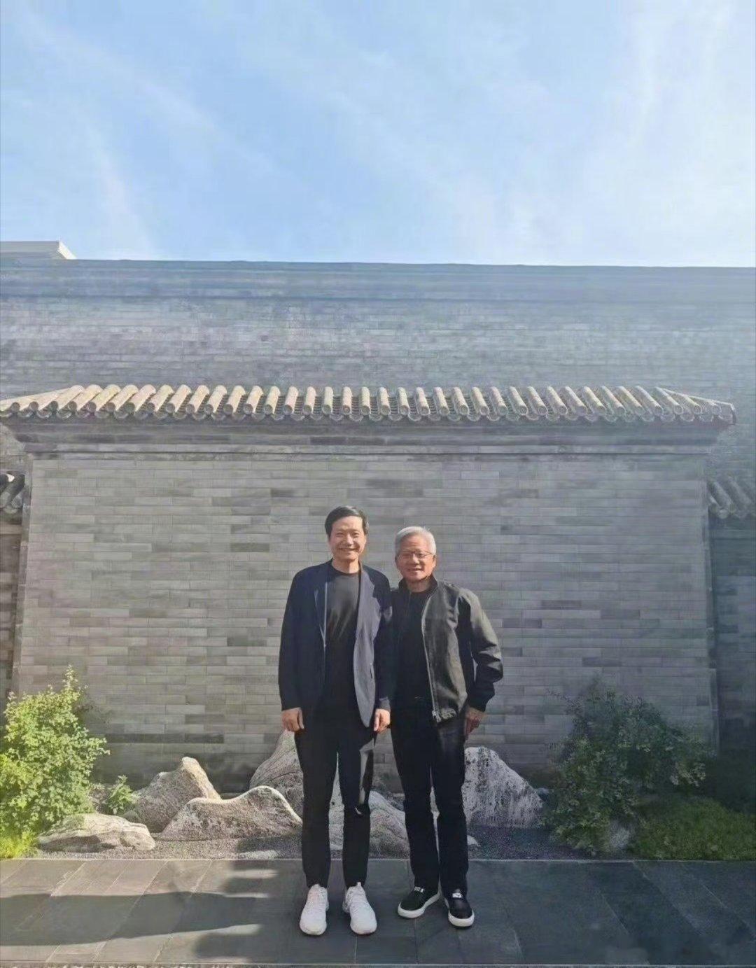 黄仁勋称想买一辆小米汽车我很好奇黄总是会买小米SU7还是小米YU7嘞[doge]
