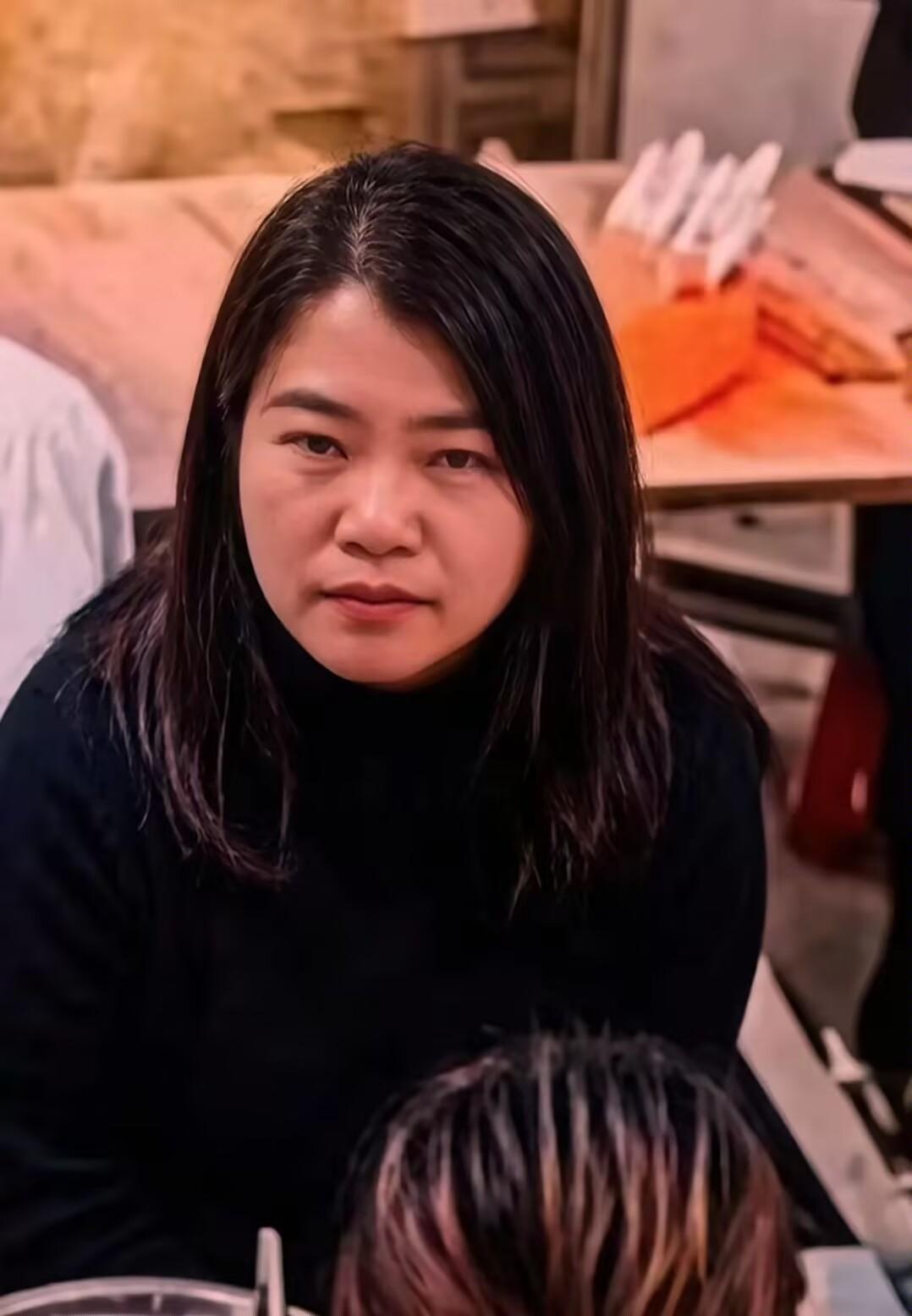 今天是三八妇女节！
一觉醒来，头条已经被这位妇女霸占了，还以为她干了啥大事，没想