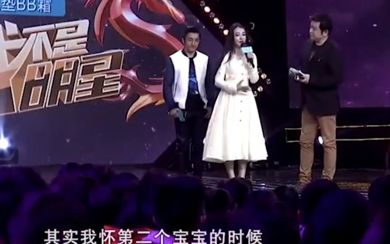 冉莹颖究竟有多爱邹市明。

她哭着说：“怀二胎时，我在美国看到一本杂志，上面有对