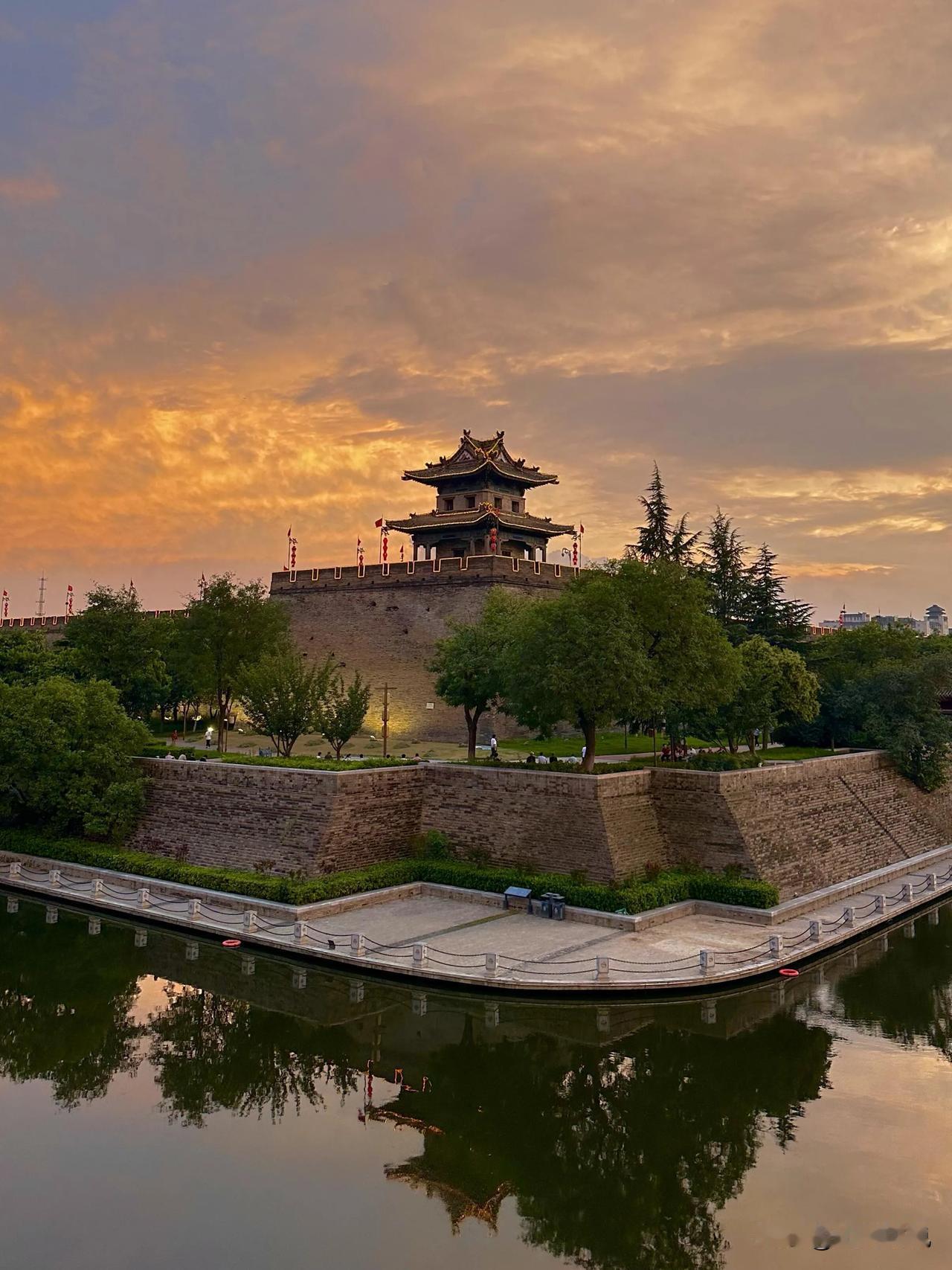落日把漫天云霞揉成熔金的绸缎，覆在西安古城墙斑驳的青灰砖面上。角楼的飞檐挑着最后