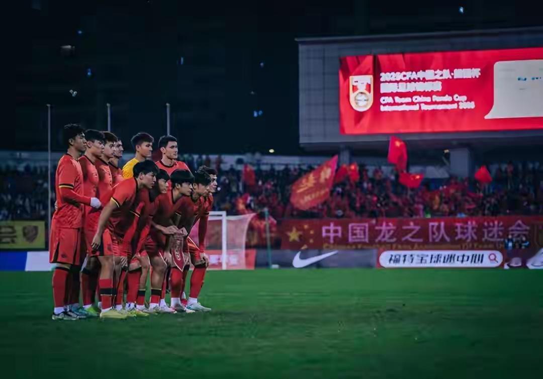 好歹不染红指甲了，转头又喜欢上红牌了！汪士钦红牌，U22国足憾失冠军。
今晚进行