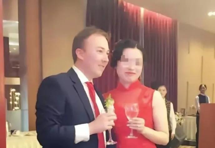 2017年，江西女硕士程辰嫁给澳大利亚大学讲师亚当·布朗。他们在南昌举行了盛大中