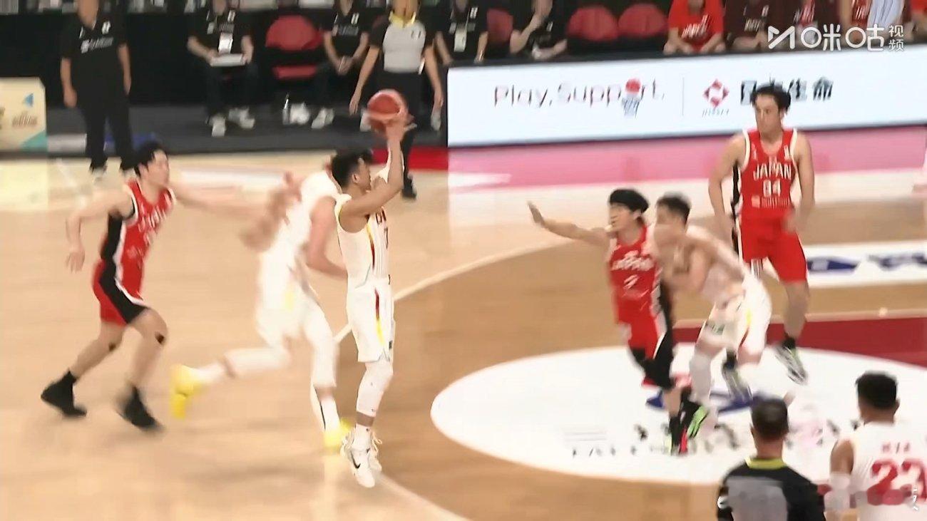 高诗岩三分命中，中国男篮追平比分！中国男篮vs日本男篮