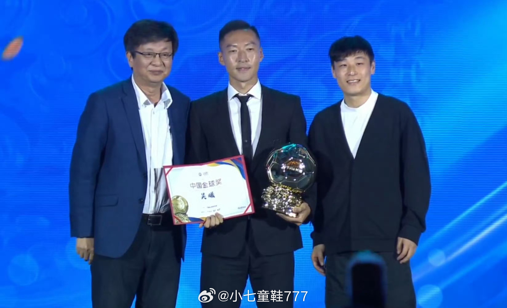 吴曦获2025中国金球奖上海申花球员吴曦获2025中国金球奖，武磊为其颁奖。20