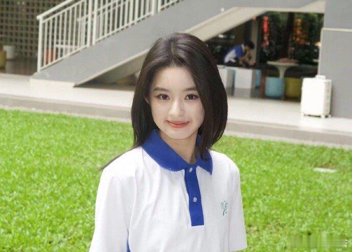 黄杨钿甜昨日拍毕业照啦看到黄杨钿甜身穿校服的毕业照了，好明媚好青春，这绝对是校服
