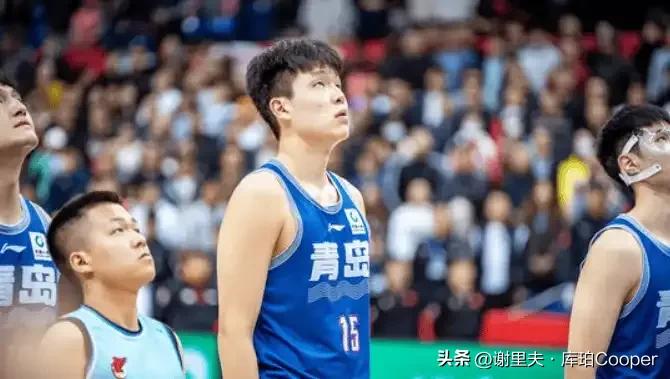 杨瀚森这回不敢去NBA选秀了吧，CBA季后赛没打明白，站在弧顶强行无限手递手，现