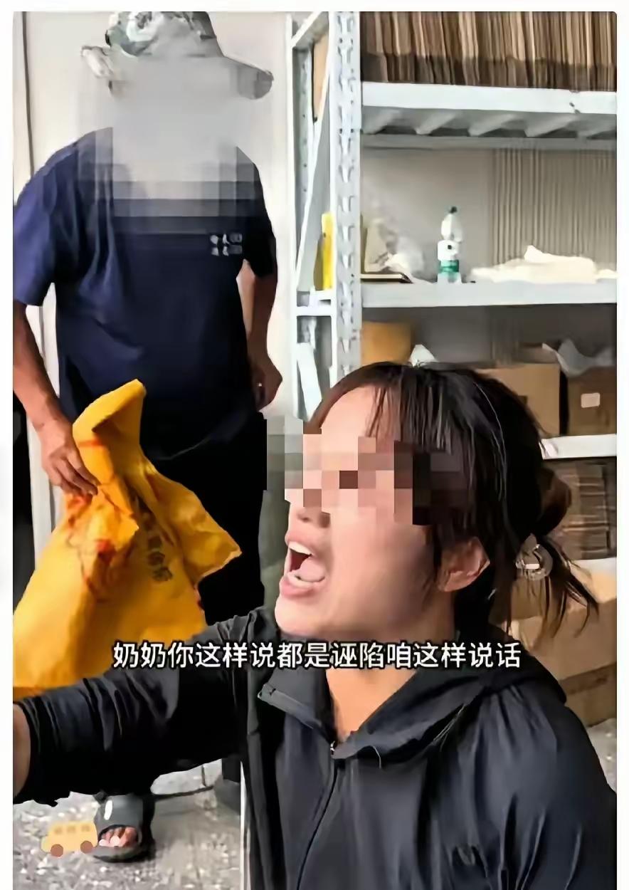 “你跪你的，我骂我的。”
两年，两百多场直播。村支书吴霞帮村里卖干菜，一分钱差价
