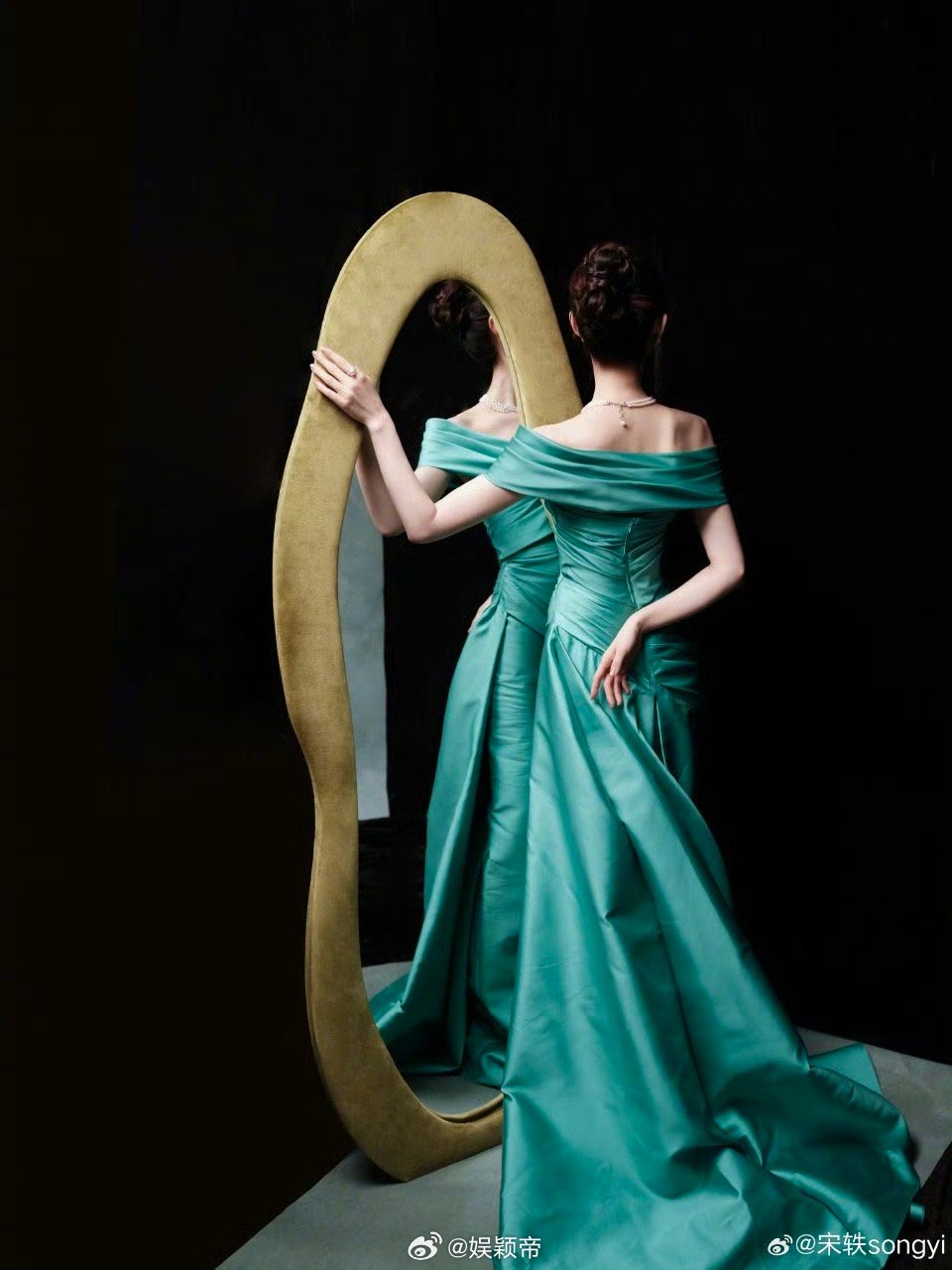 宋轶 公主盘发 宋轶用发髻诠释了什么是真正的“骨相美”。干净利落的线条衬托出优越