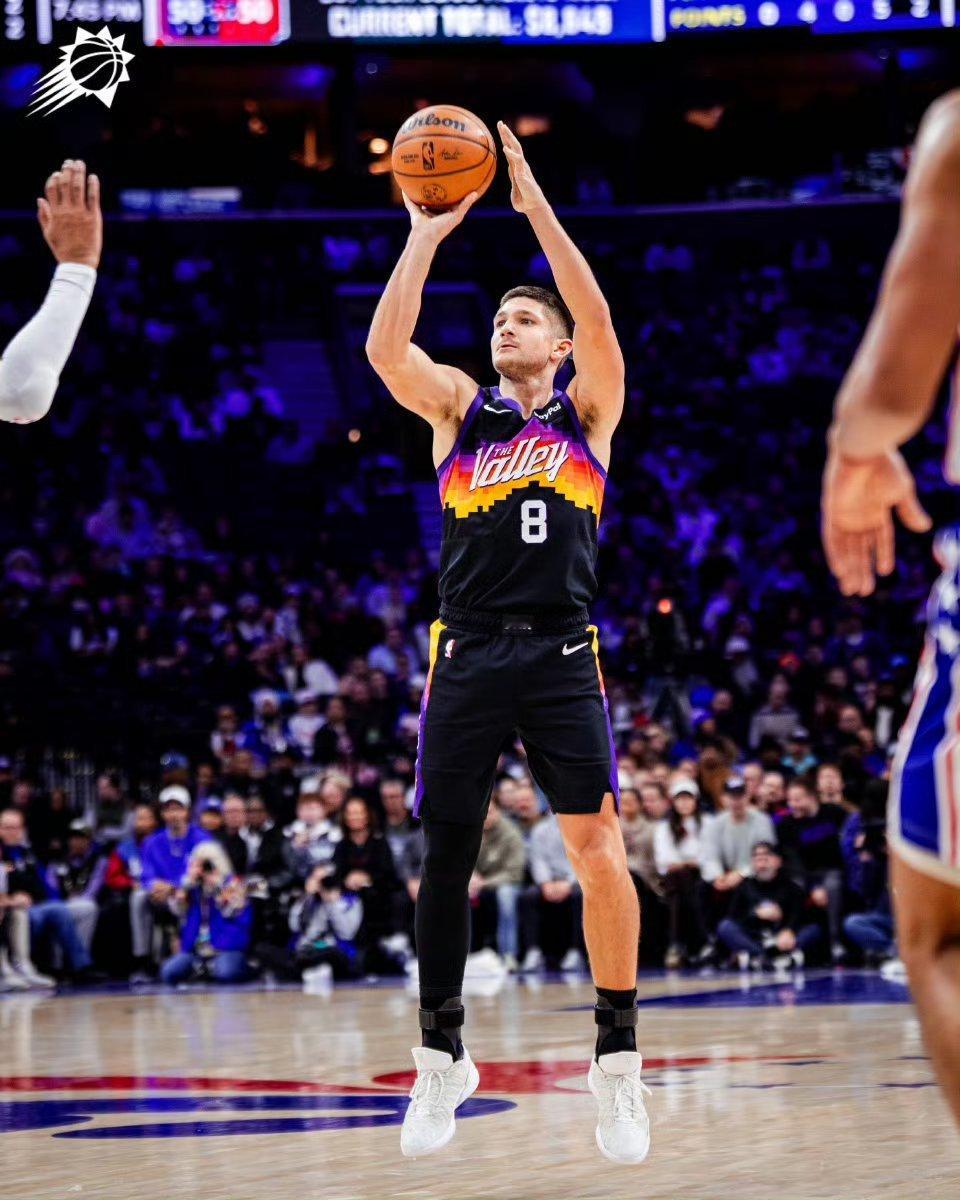 格林复出，助力球队三连胜本场比赛太阳各主要轮换球员评级如下：夯：鸡皮、阿伦、古德