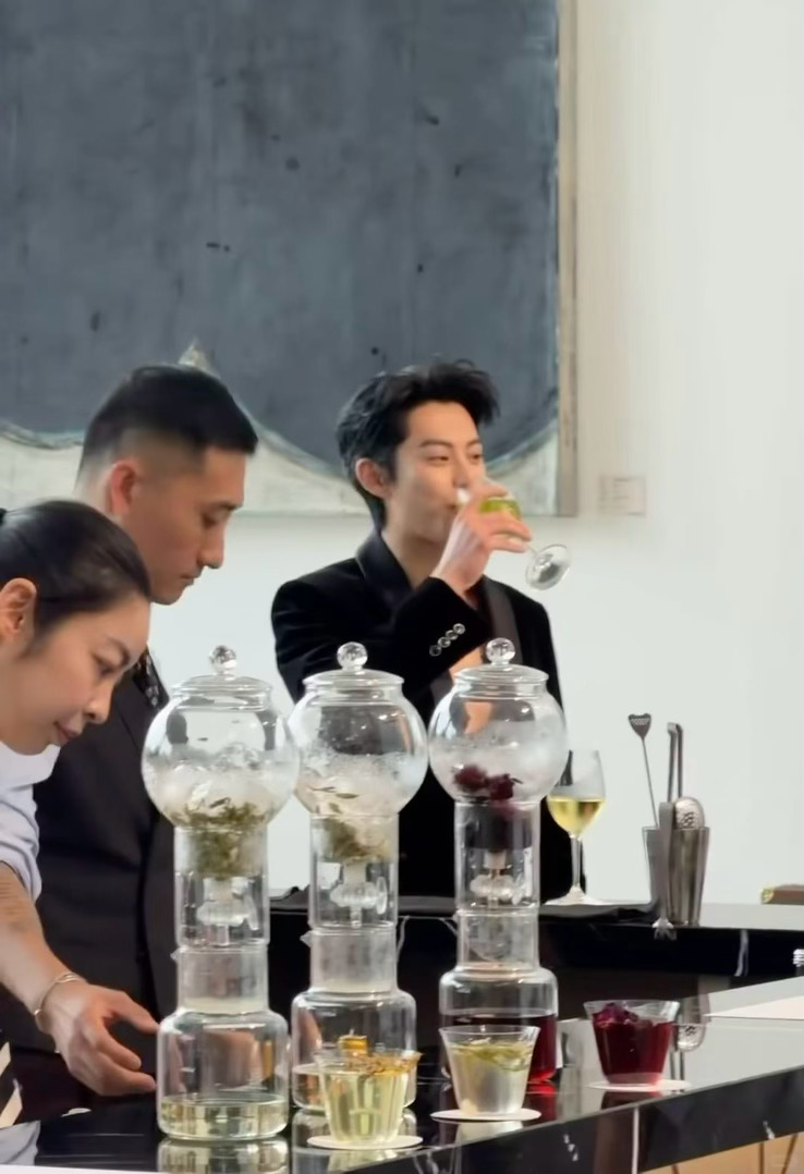 好可爱啊小棣棣顶着一张萌脸却穿深v 