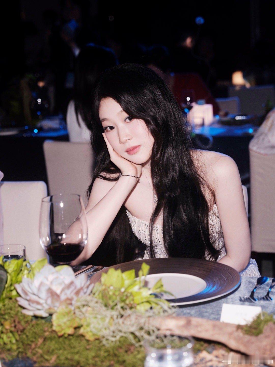 沈佳润今年跨年可忙坏了 一个跨年夜，两个大舞台，沈佳润带着《美美Sunday》成