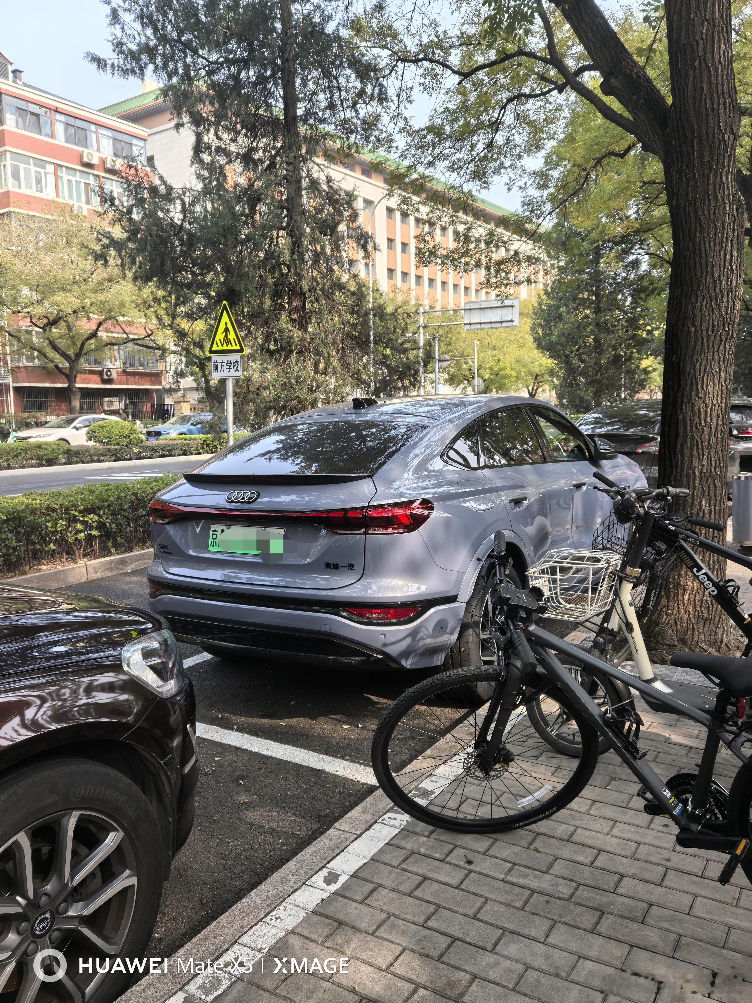 不瞒大家说，我在北京这真的第1次见到6系。很多人都好奇BBA的电车谁买，那必然是