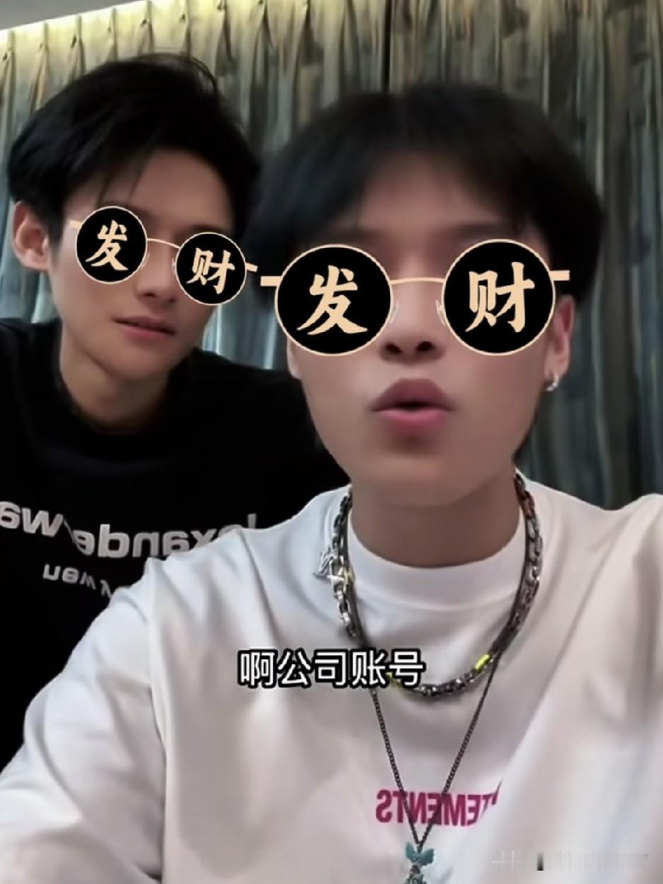 小杨哥和大杨哥回归了。他们已经发视频段子了。小杨哥还是那么贱，大杨哥还是那么地受