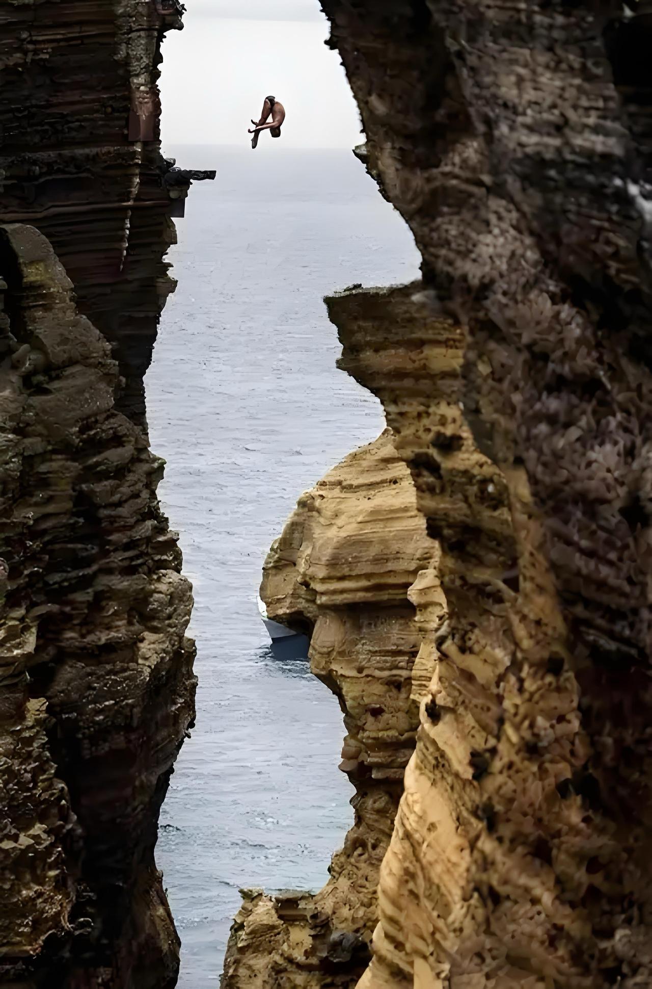 吓死人了，你敢吗？

         这是拍摄于葡萄牙亚速尔群岛的维拉弗兰科杜