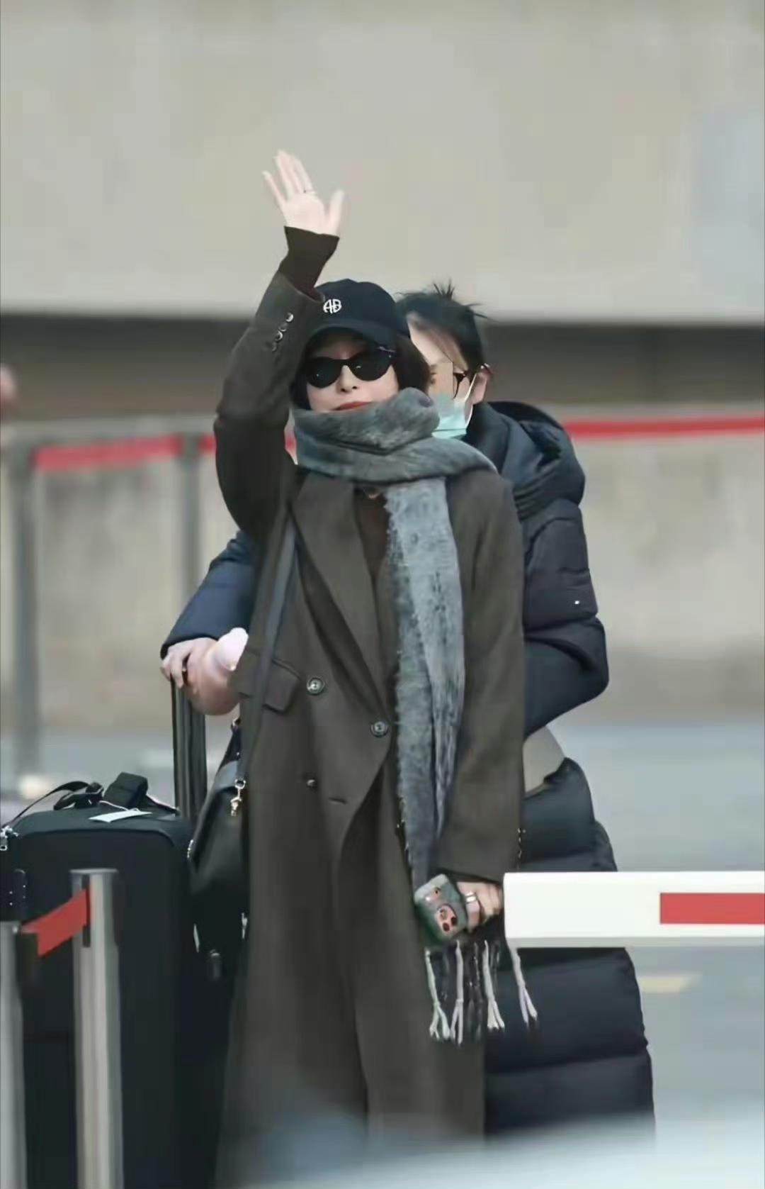 秦岚春晚彩排生图封神！一身近10万私服显贵气，比心挥手甜翻全网
 
秦岚这状态，